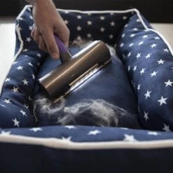 FurDaddy Batterij-aangedreven - Huisdier Haar Verwijderaar Voor Kleding - Herbruikbare Pluizenroller Voor Moeiteloze Verwijdering Van Kattenhaar & Hondenhaar - Zelfreinigende Pluizenborstel Voor Tapijt, Bank, Auto, Bed -Huisdier Benodigdheden 1200x1200 185